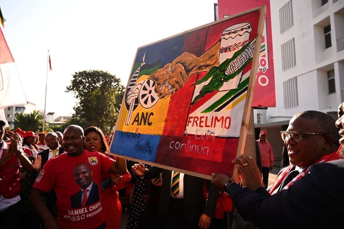 FRELIMO Supporters gather outside the party's headquarters in Maputo to welcome ANC Secretary-General Fikile Mbalula during his visit to Mozambique on 17 June 2026. Photo: ANC