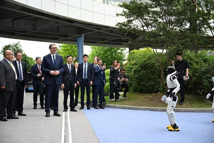 Serbian President Aleksandar Vucic visits the Minth Group's "future factory" in Jiaxing City