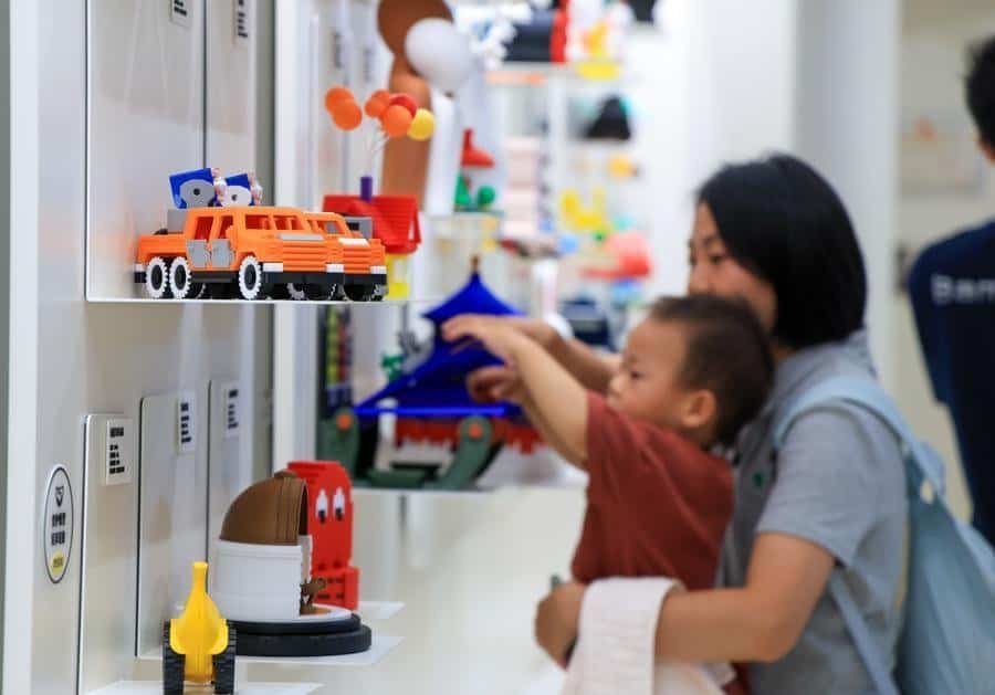 Customers try a toy printed by a 3D printer at a flagship store in Shenzhen, south China's Guangdong Province, June 3, 2026. (Xinhua/Mao Siqian)