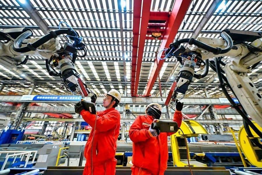 Workers operate robots at an offshore oil and gas platform at the Binhai New Area, in north China's Tianjin on Jan. 29, 2026. (Photo by Du Penghui/Xinhua)