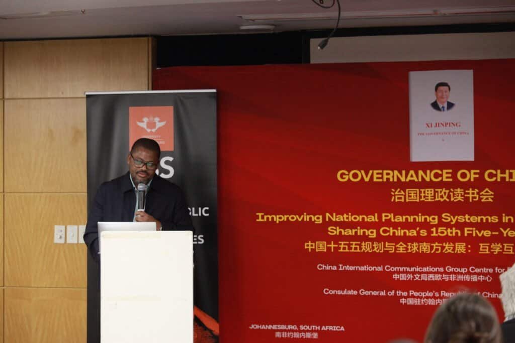 Busani Ngcaweni, director of the Centre for Public Policy and African Studies at the University of Johannesburg presides the seminar (Ni Bowen)
