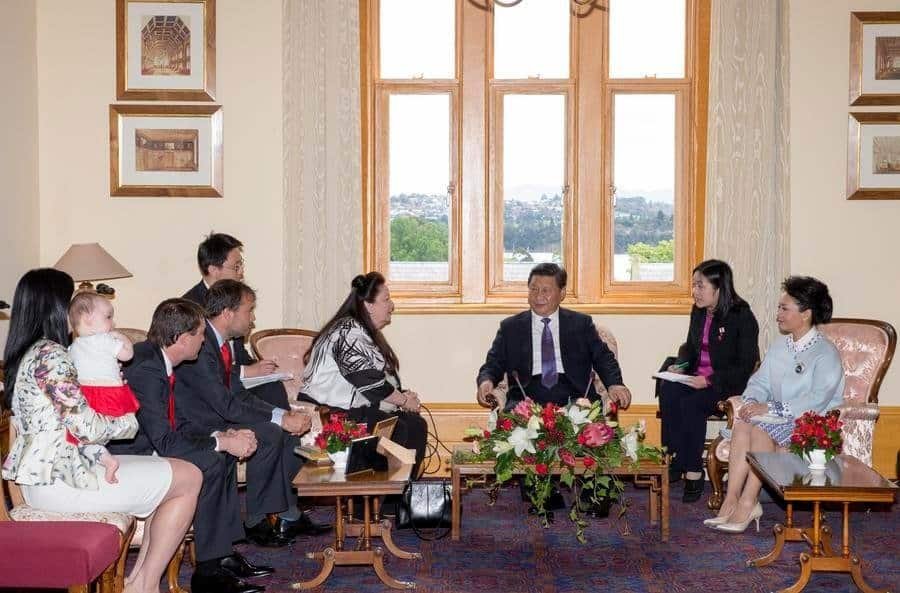 Chinese President Xi Jinping (3rd R) meets with the family of late Tasmanian Premier Jim Bacon in Tasmania state, Australia, Nov. 18, 2014.  (Xinhua/Ding Lin)