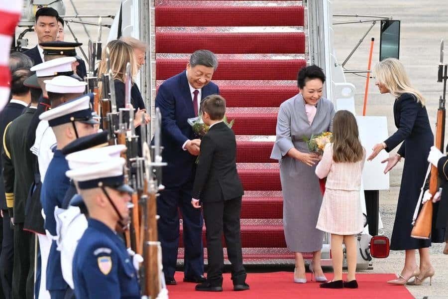 U.S. children present flowers to Chinese President Xi Jinping and his wife Peng Liyuan at Joint Base Andrews in the United States, Sept. 23, 2026. (Xinhua/Zhai Jianlan)