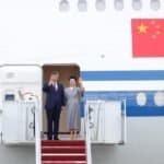 Chinese President Xi Jinping and his wife Peng Liyuan step out of the airplane cabin upon their arrival at Joint Base Andrews in the United States on Sept. 23, 2026. (Xinhua/Liu Bin)