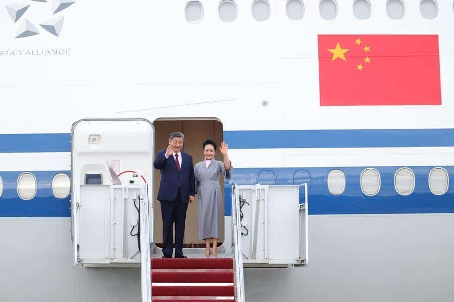Chinese President Xi Jinping and his wife Peng Liyuan step out of the airplane cabin upon their arrival at Joint Base Andrews in the United States on Sept. 23, 2026. (Xinhua/Liu Bin)