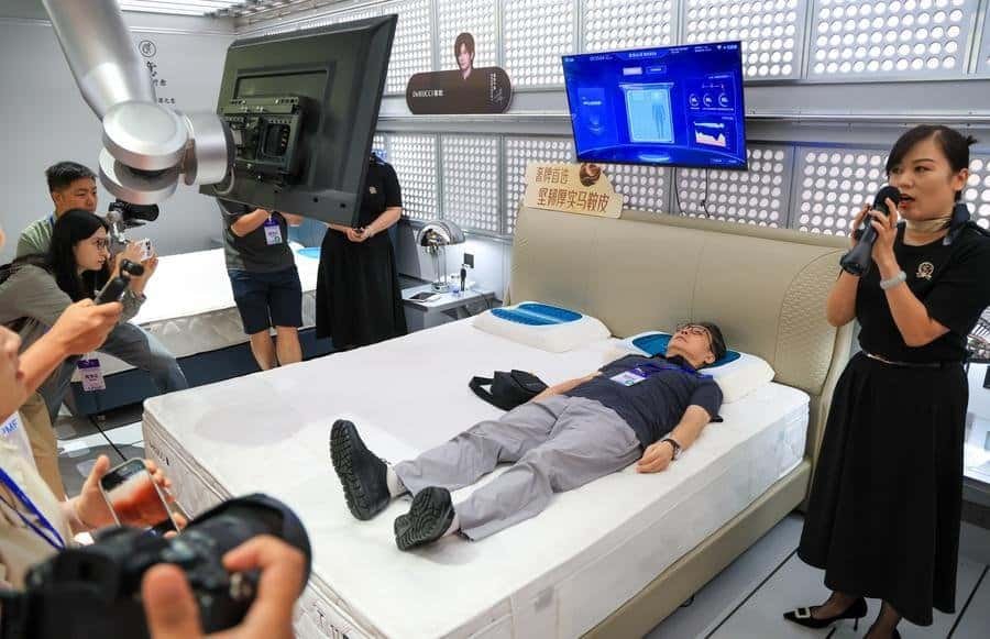  A guest experiences an AI mattress at DeRUCCI 5G Smart Gigafactory in Dongguan, south China's Guangdong Province, Sept. 3, 2026. (Xinhua/Mao Siqian)