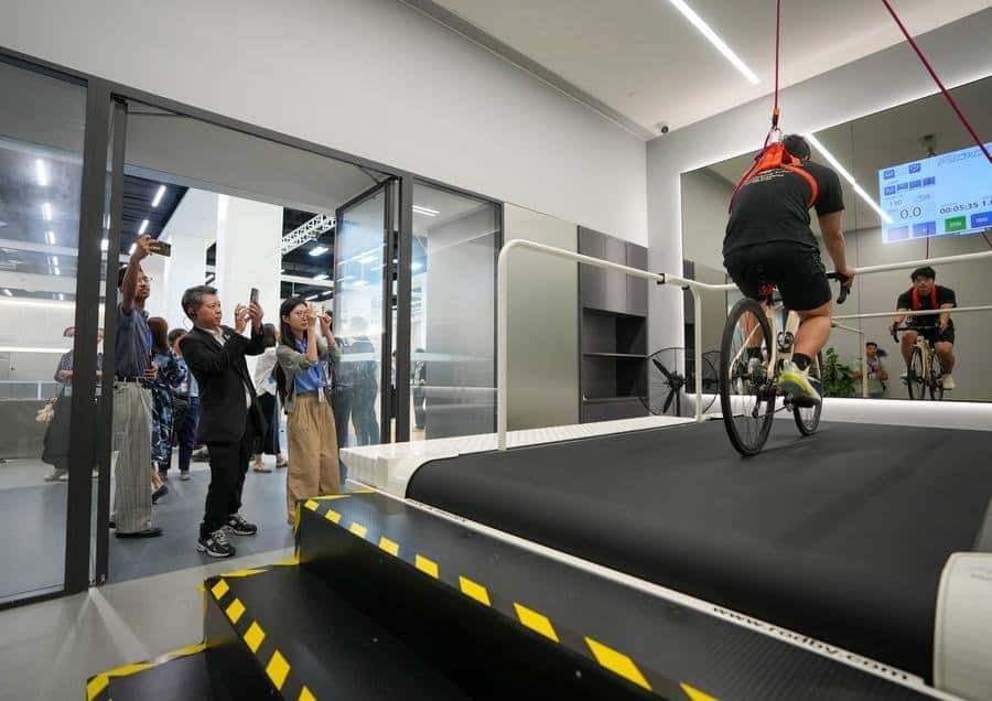 Guests visit OPPO Health Lab in Dongguan, south China's Guangdong Province, Sept. 3, 2026. (Xinhua/Dai Mingxuan)