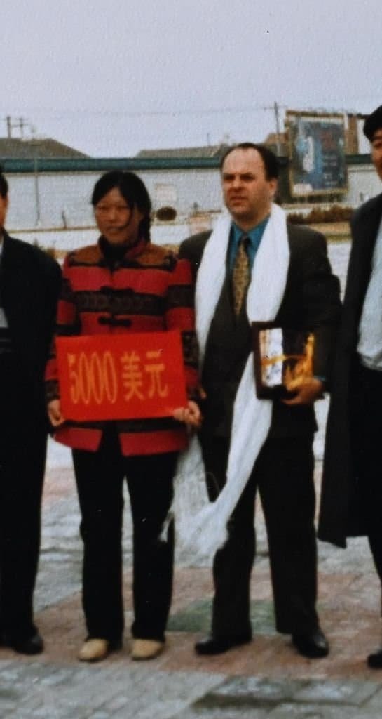 This file photo taken in 2000 shows Yin Yuzhen (L) and Ronald Sakolsky posing for a photo in Uxin Banner, north China's Inner Mongolia Autonomous Region. (Xinhua)
