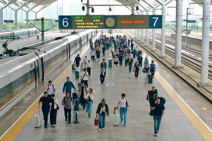 Passengers arrive at Xuzhou East Railway Station in Xuzhou, east China's Jiangsu Province, Sept. 30, 2026. China's railway network saw a peak in passenger flow on Wednesday, one day before the beginning of the seven-day National Day holiday. (Photo by Zhang Guanglei/Xinhua)