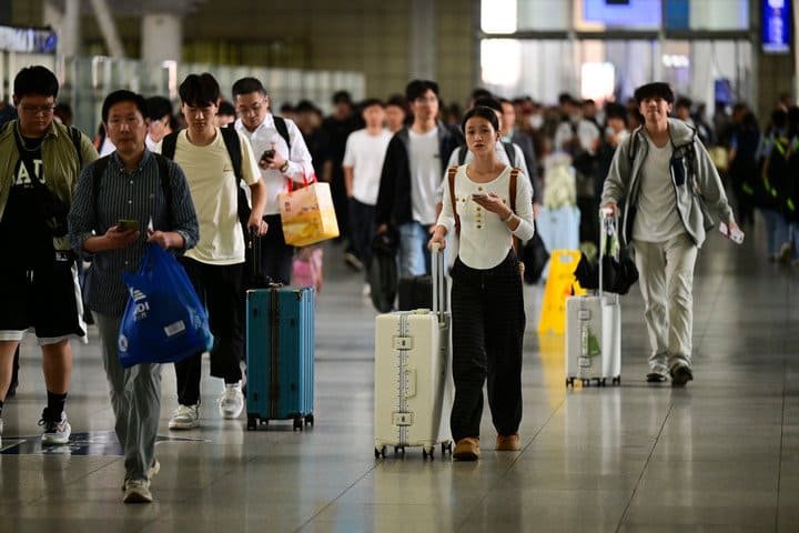 Passengers are seen at Hefei, east China's Anhui Province, Sept. 30, 2026. China's railway network saw a peak in passenger flow on Wednesday, one day before the beginning of the seven-day National Day holiday. (Photo by Zhou Mui/Xinhua)