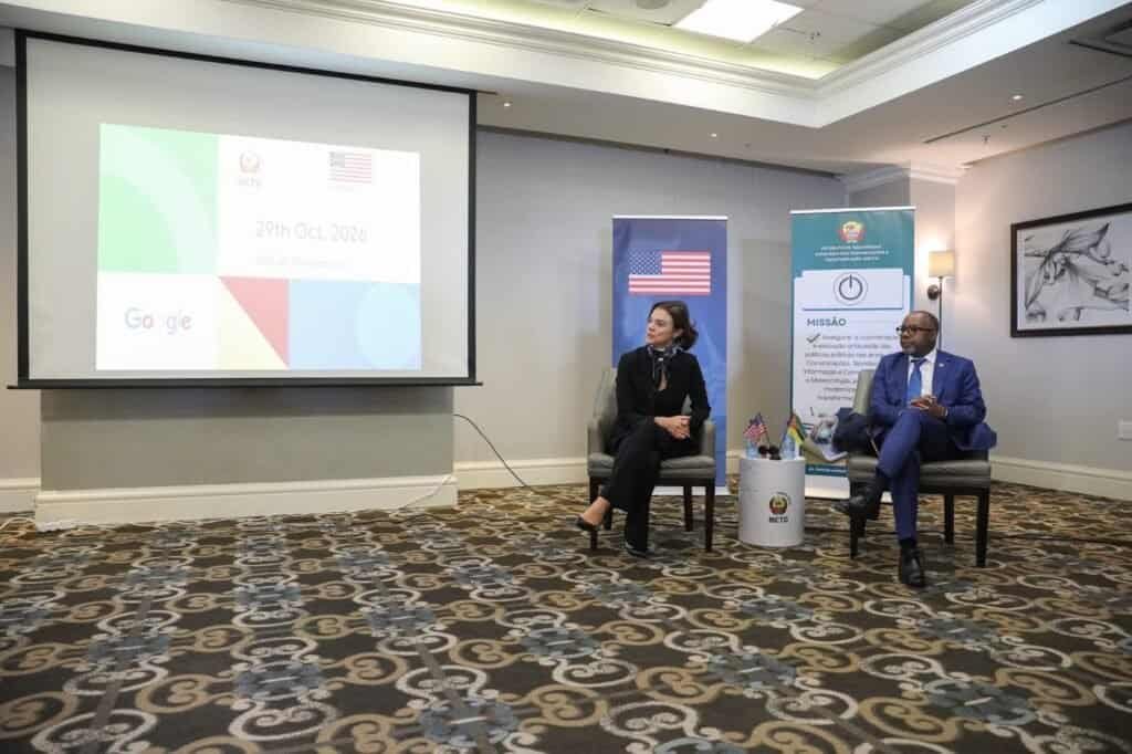 Mozambique Communications and Digital Transformation Minister Américo Muchanga with US Chargé d’Affaires Abigail L. Dressel at the Google Super Intelligence (SI) and Cloud Computing training programme on Thursday. Photo: US Embassy in Mozambique