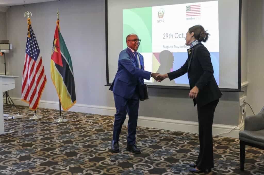 Mozambique Communications and Digital Transformation Minister Américo Muchanga with US Chargé d’Affaires Abigail L. Dressel at the Google Super Intelligence (SI) and Cloud Computing training programme on Thursday. Photo: Government of Mozambique