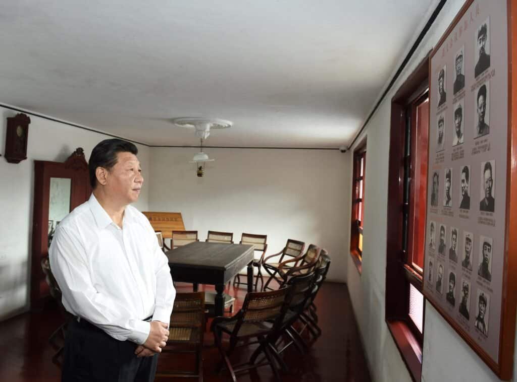 Chinese President Xi Jinping visits the site of the Zunyi Meeting in Zunyi, southwest China's Guizhou Province, June 16, 2015. (Xinhua/Li Xueren)